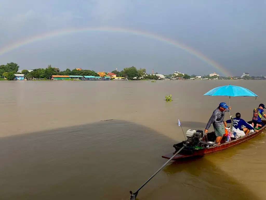 แม่น้ำเจ้าพระยา ตักบาตรพระร้อย บริเวณวัดมะขาม จังหวัดปทุมธานี